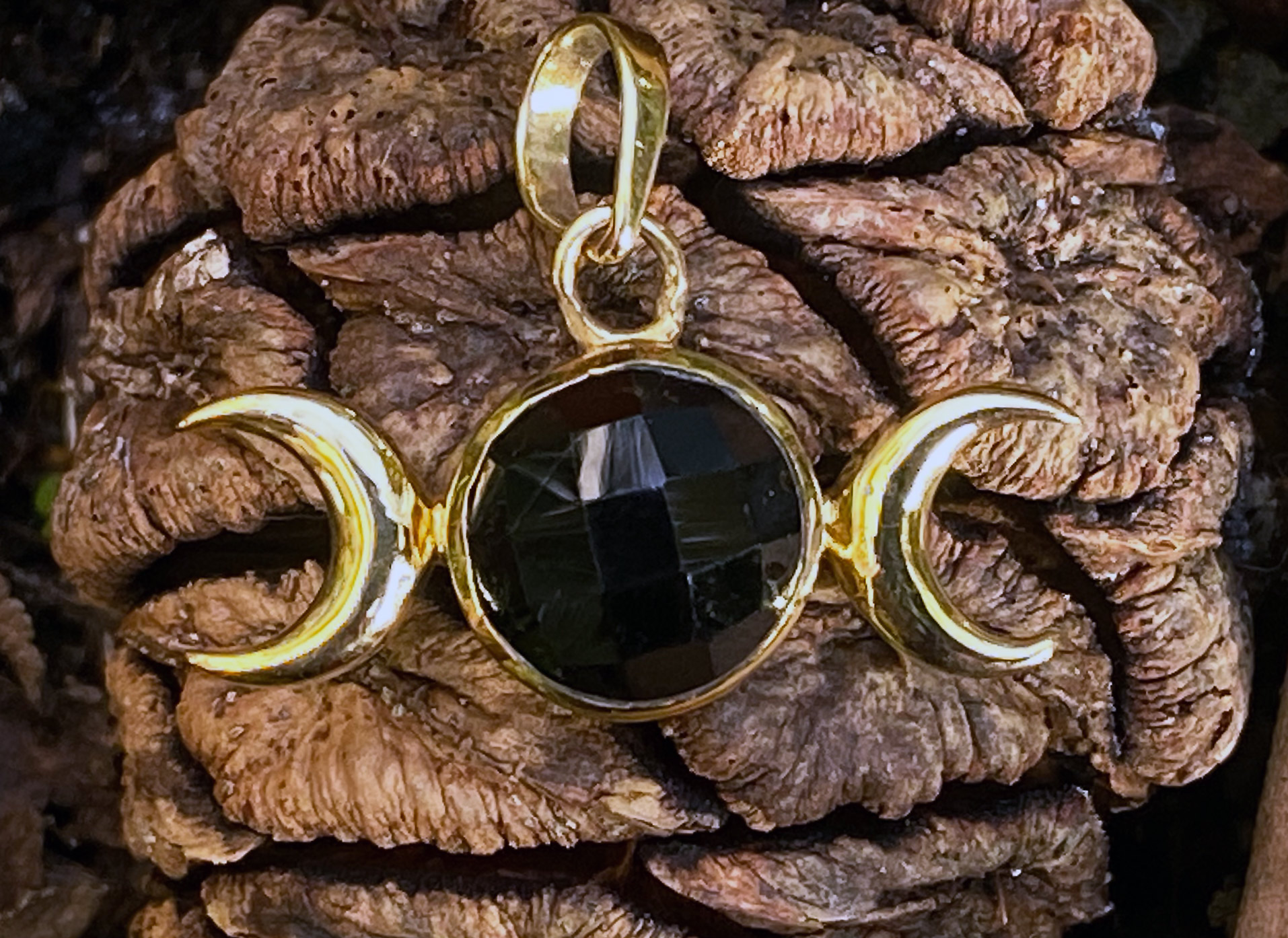 Dreifache Mondgöttin Messing Anhänger im Ganesha Online Shop