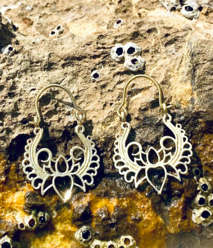 Messing Ohrringe mit Lotusblume im Ganesha Online Shop