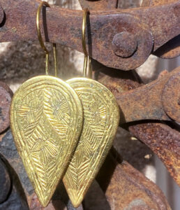 Messing Ohrhänger in Blattform im Ganesha Shop