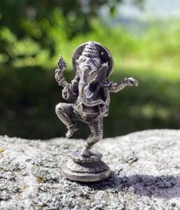 Kleiner tanzender Ganesha aus Messing