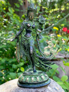 Stehende Grüne Tara Statue aus Messing