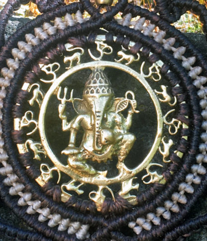 Ganesha Messing Anhänger in Makramee