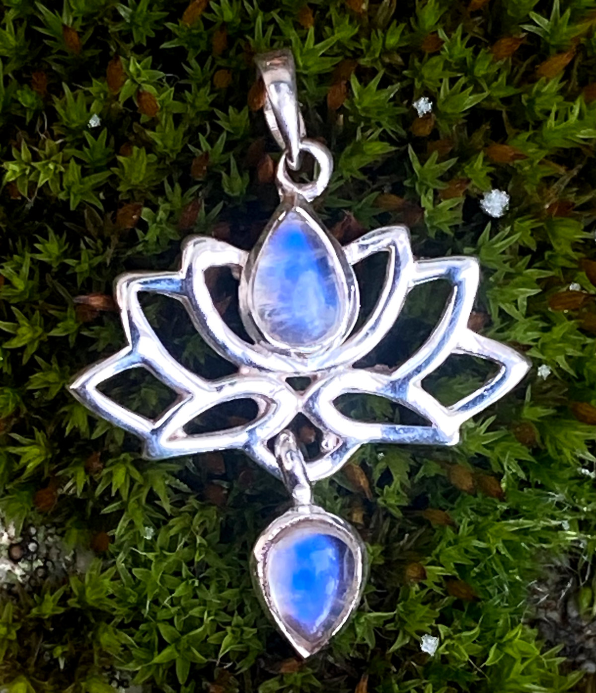 Lotusblüte Anhänger mit zwei Mondsteinen
