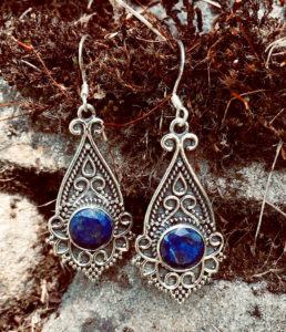 Silberohrringe mit geschliffenen Lapislazuli im Ganesha Online Shop