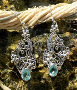 Filigrane Silberohrringe mit blauen Topas im Ganesha Shop kaufen