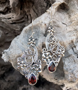 Filigrane Silberohrringe mit Granat Stein im Online Shop