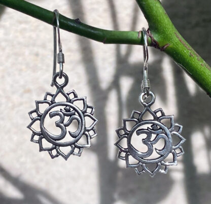 Lotusblüte Silber Ohrringe mit OM Symbol kaufen