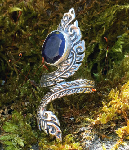 offener Silberring mit Saphir