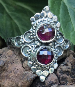Silberring mit zwei geschliffenen Granat Steinen
