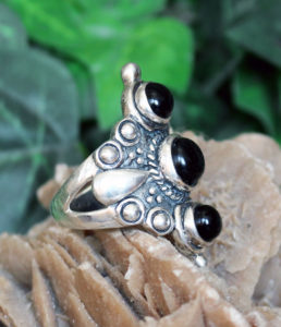 Silberring mit drei Onyx Steinen im Ganesha Online Shop