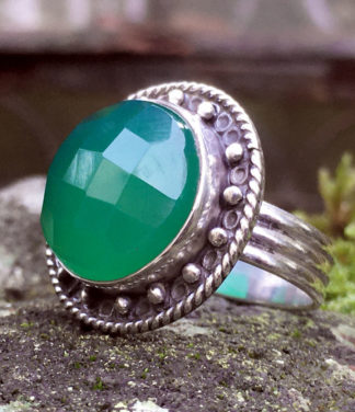 Silberring mit geschliffenen grünen Achat im Ganesha Online Shop