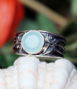 Silberring mit geschliffenen Chalcedon