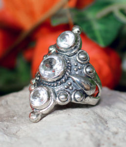 Silberring mit drei geschliffenen Bergkristallen im Ganesha Shop