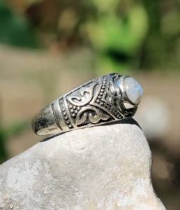 Silberring mit rundem Mondstein kaufen im Online Shop
