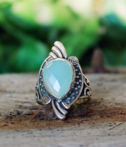 Geschliffener Chalcedon Silberring im Ganesha Online Shop