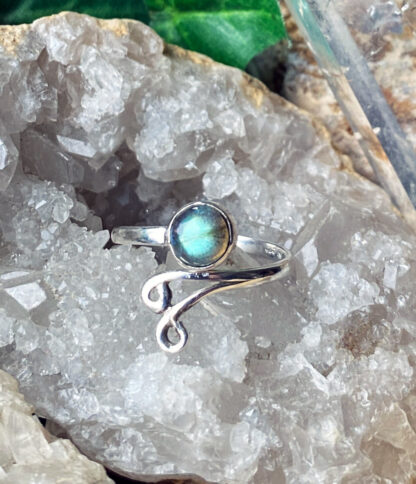 offener Silberring mit Labradorit im Ganesha Shop