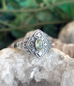 Silberring mit fein facettierten Peridot