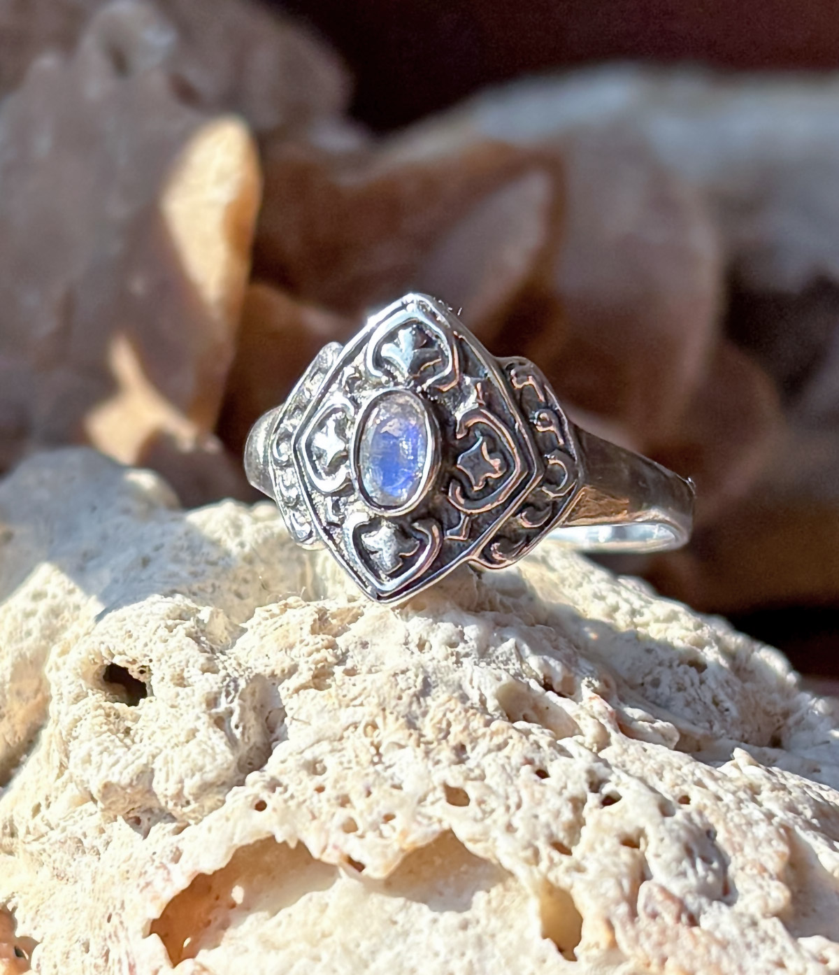 Silberring mit Mondstein fein facettiert im Ganesha Online Shop