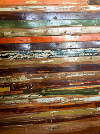 Schrank aus recycelten Schiffsteakholz